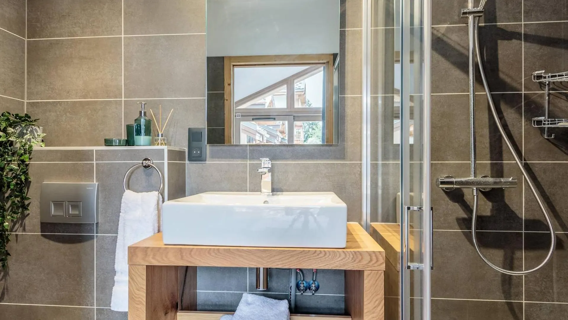 Appartement De Standing Pour 10 Avec Services, Balcon Et Parking A Champagny-En-Vanoise - Fr-1-638-24 La Plagne 0*,  Frankreich